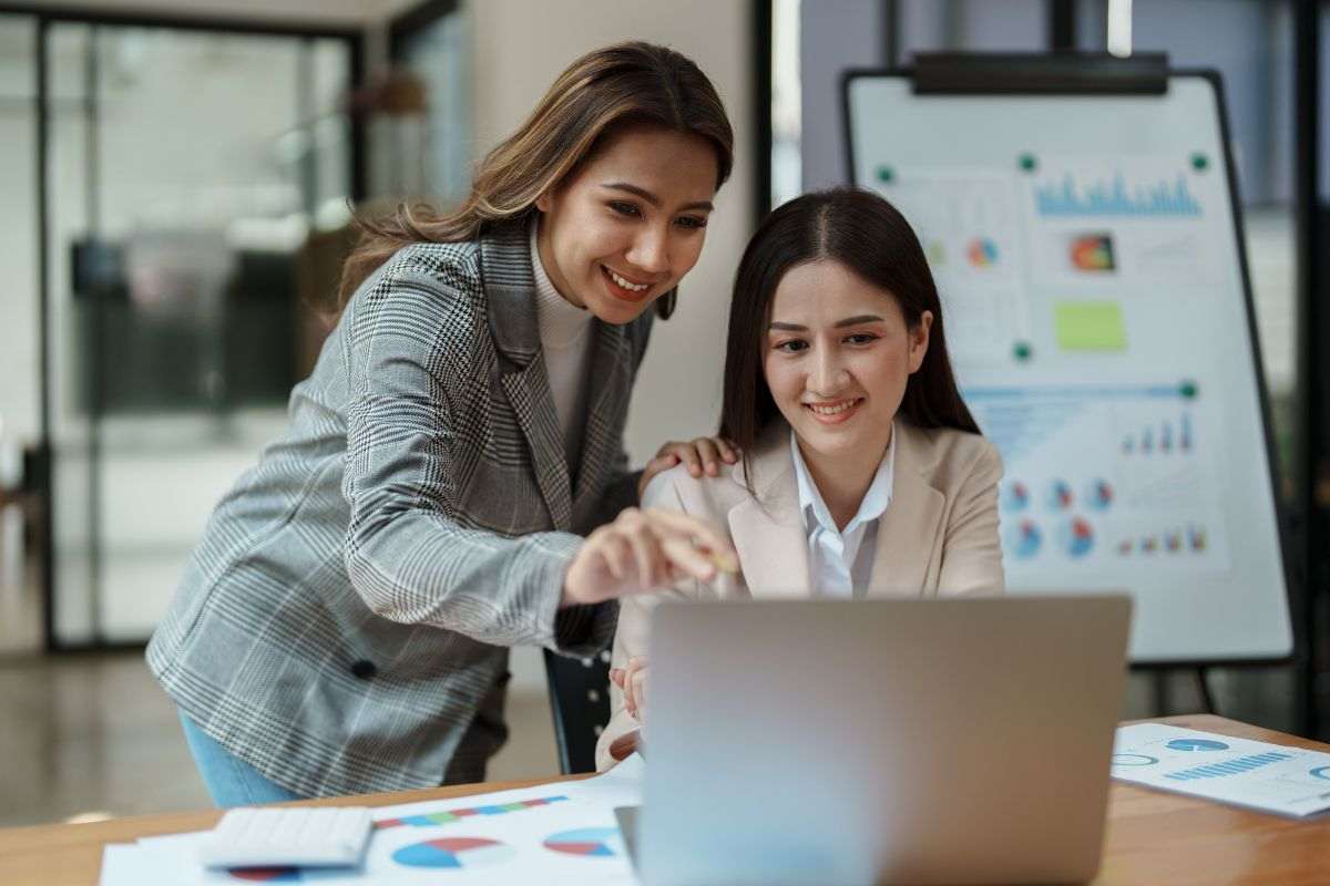 Analisti che studiano dei dati