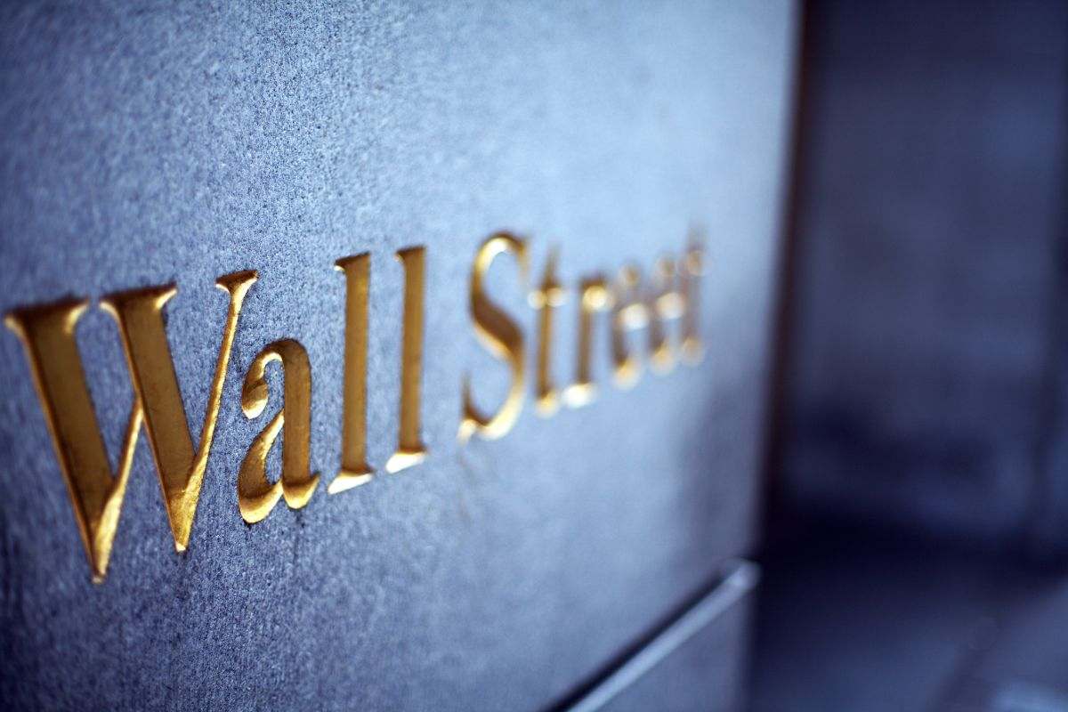 Scritta Wall Street su un muro