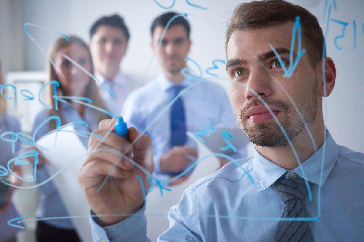 Persona che illustra dei dati