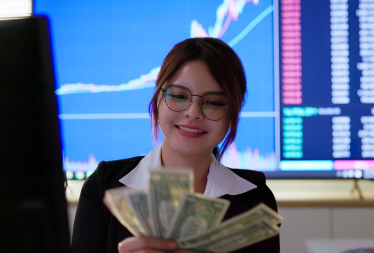 Analista felice che conta dei dollari