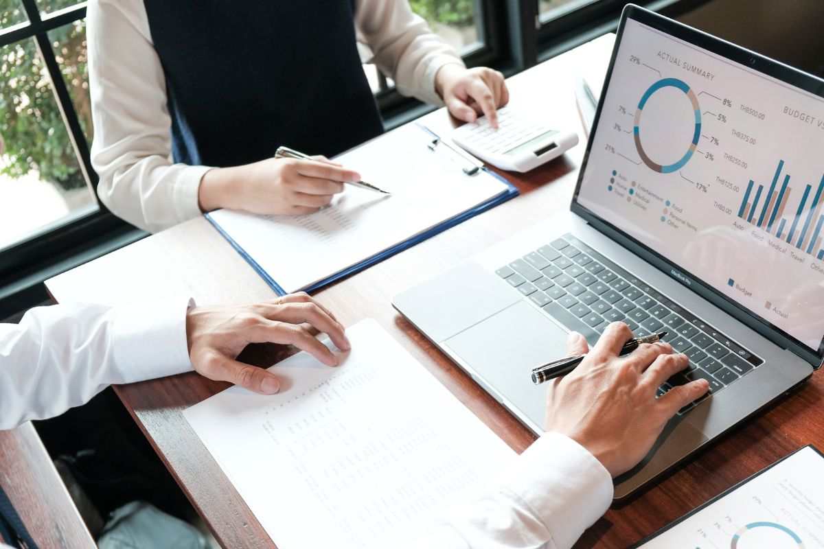 Persone che analizzano dei dati