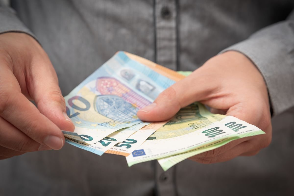 Persona che conta banconote in euro