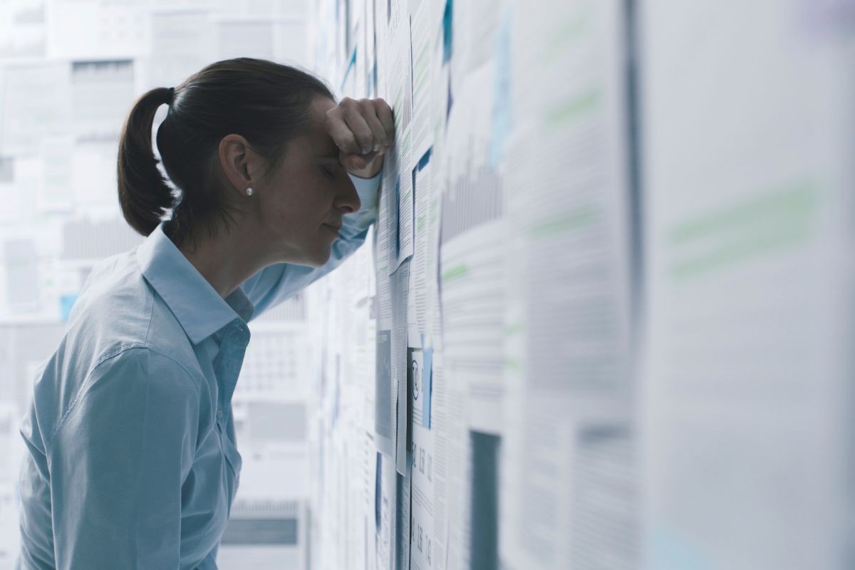 Persona che legge gli scrutini ed ha subito una bocciatura