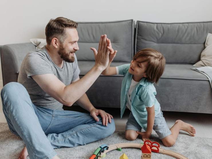 padre e figlio che giocano