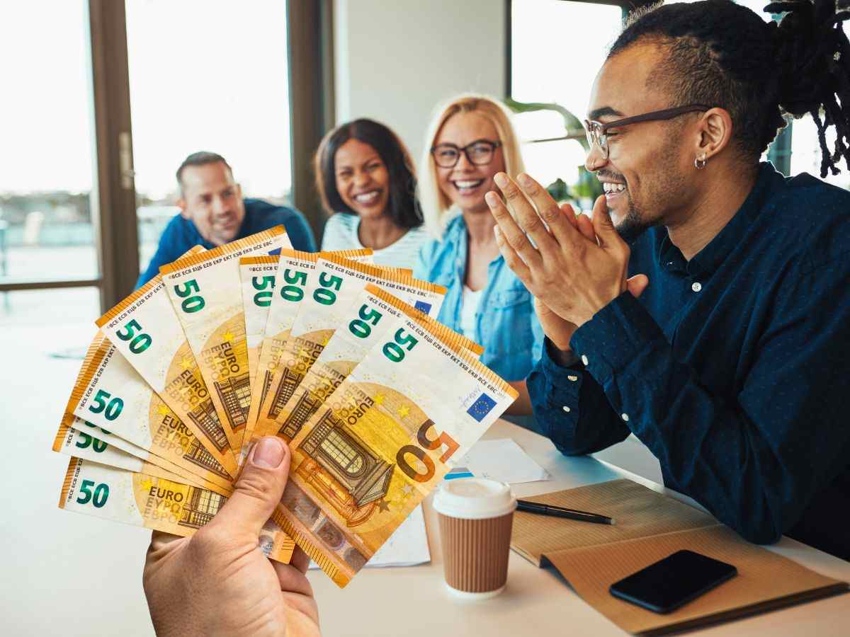 sfondo lavoratori felici e banconote 50 euro in mano