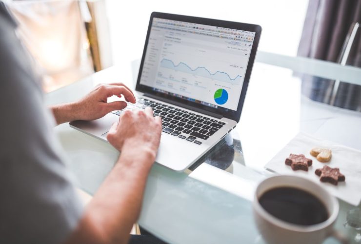 Persona che fa un business plan