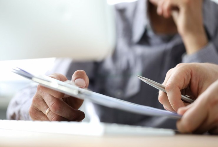 Persone che analizzano dei dati