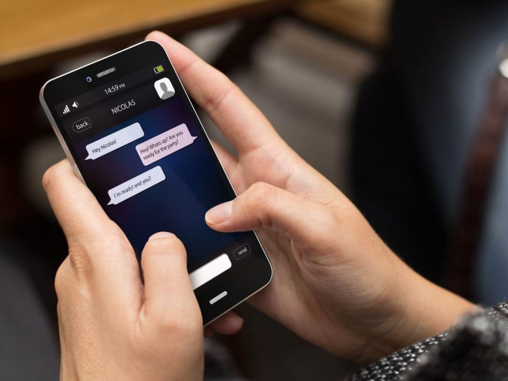 telefono in mano con chat aperta
