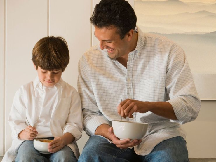 papà e figlio fanno colazione