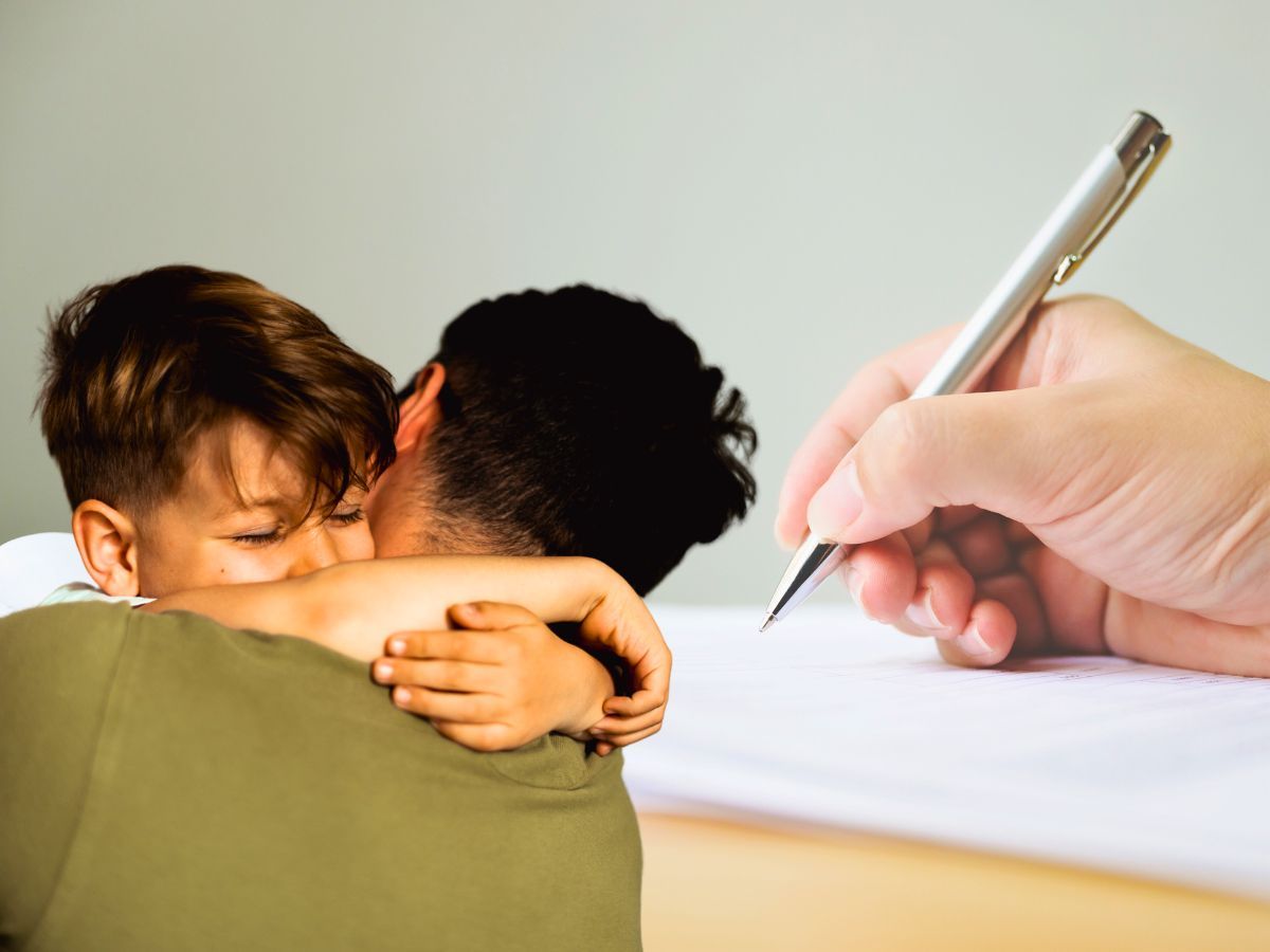 sfondo mano che firma documento e papà e figlio