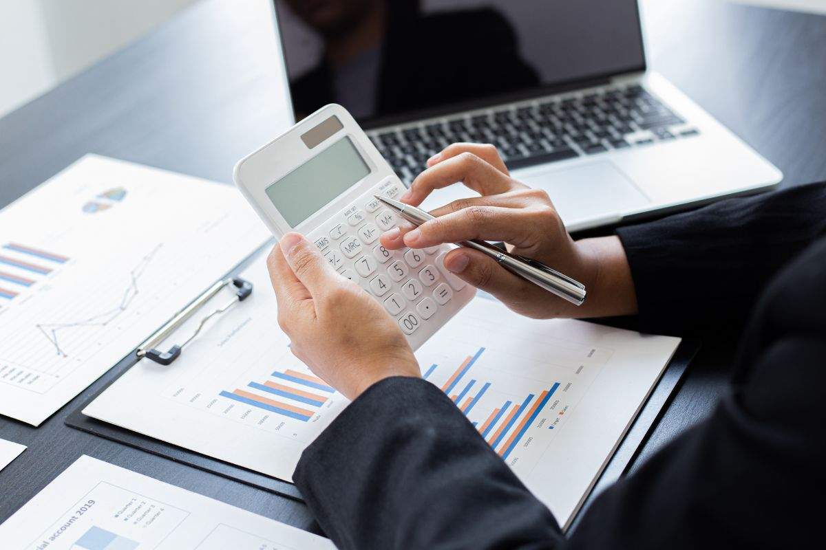 Persona che analizza e studia dei dati