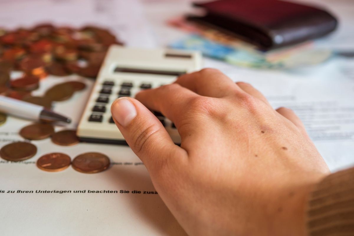 Pesrona che fa calcoli delle tasse e onete
