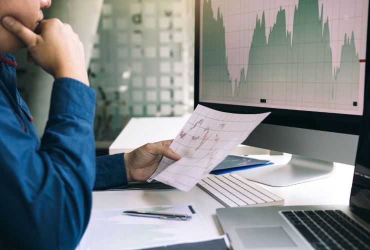 Persona che analizza dati e grafici dei mercati