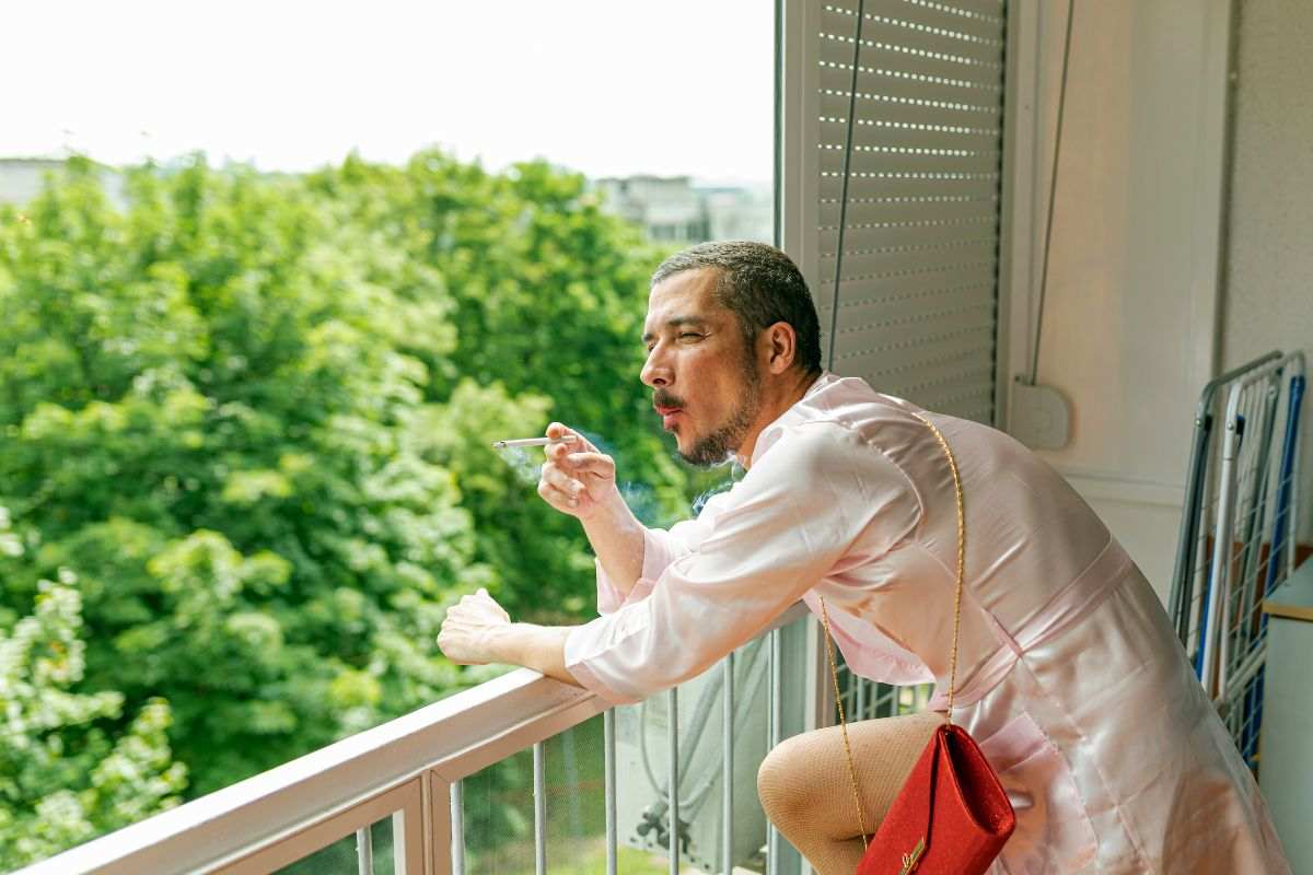 Persona che fuma sul balcone