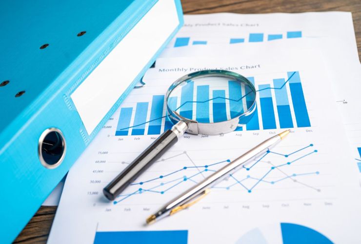 Lente con grafici e dati