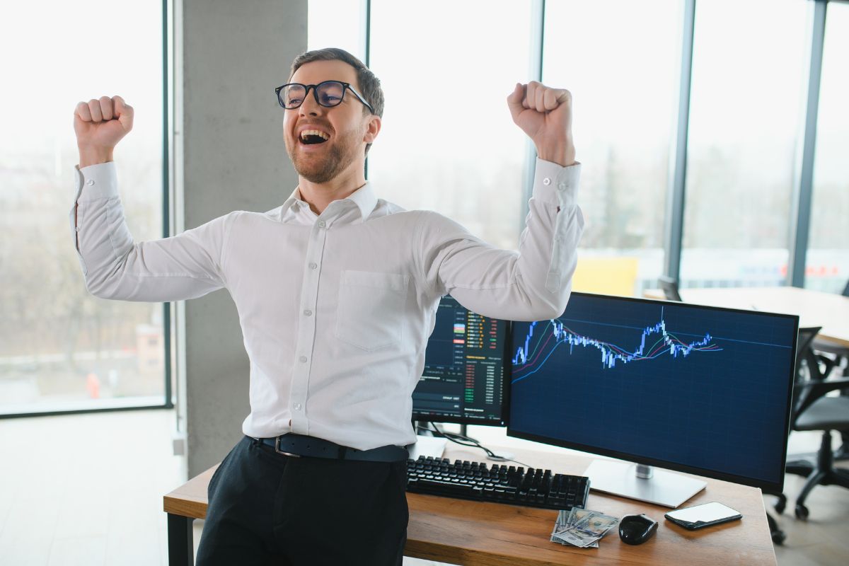 Persona felice per i suoi investimenti