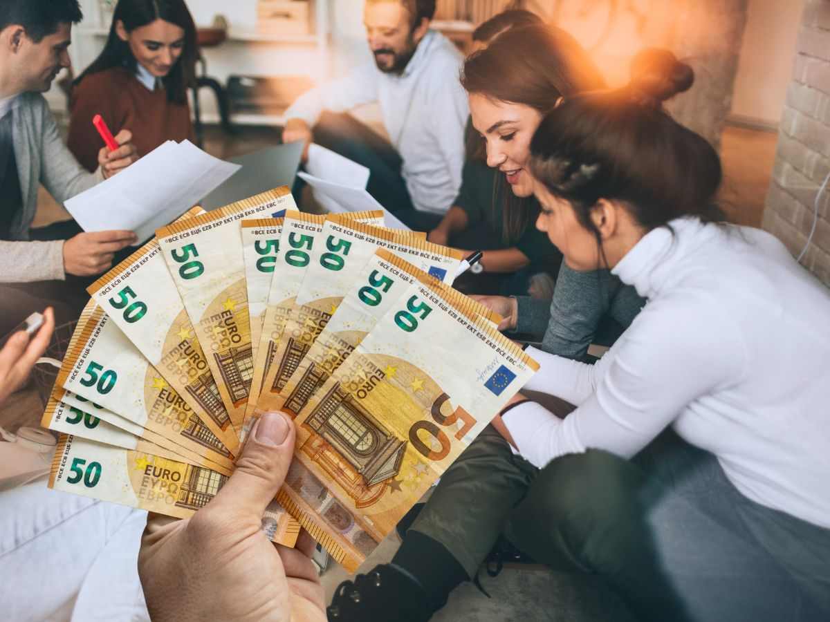 sfondo giovani che leggono e banconote 50 euro in mano