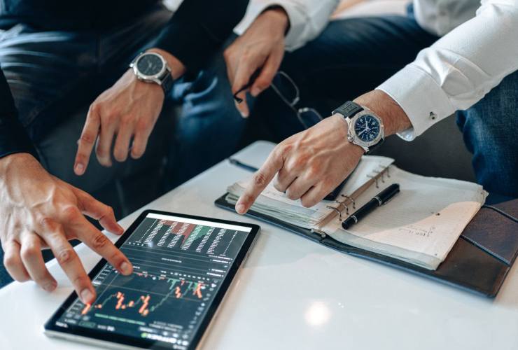 Persone che studiano dei grafici