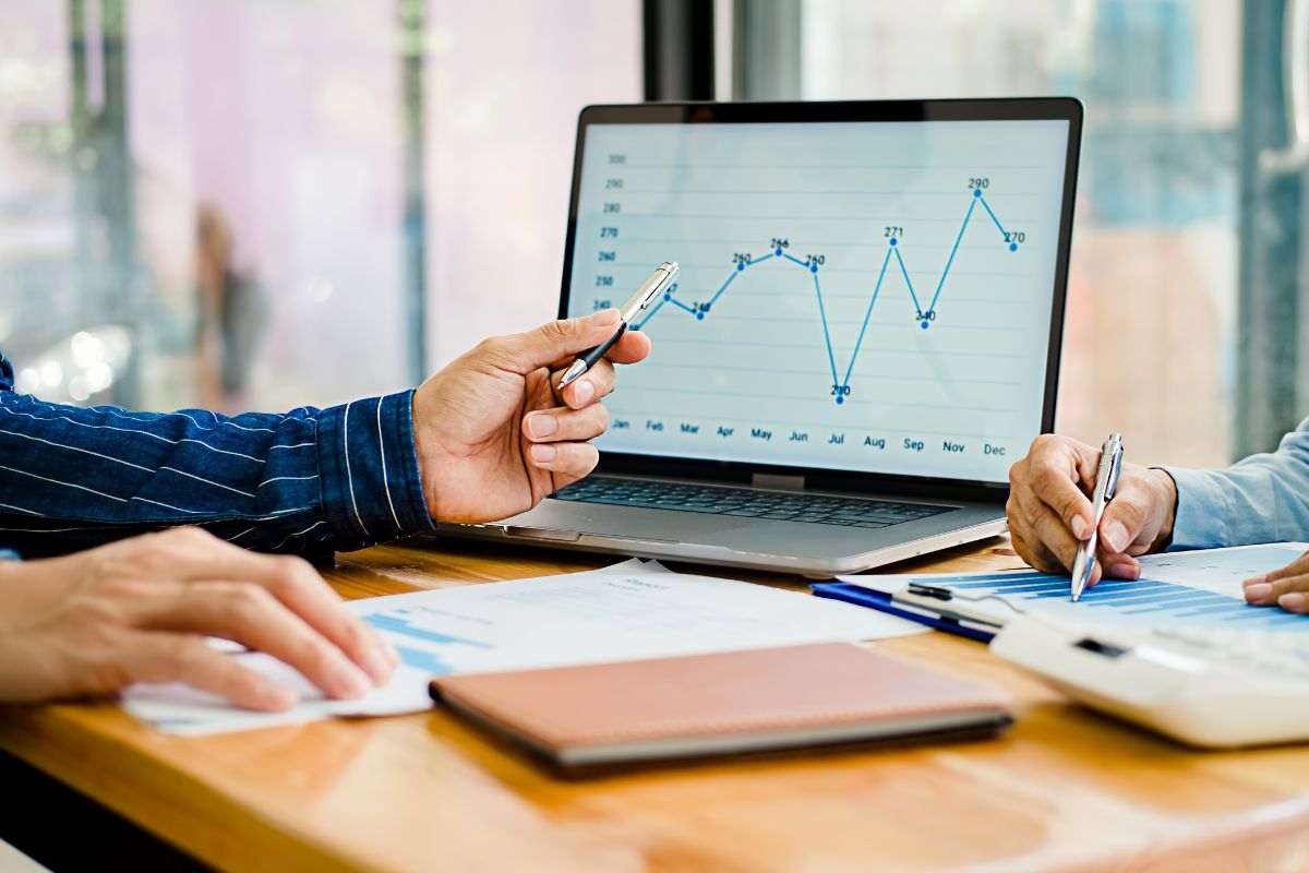 Persona che indica un grafico