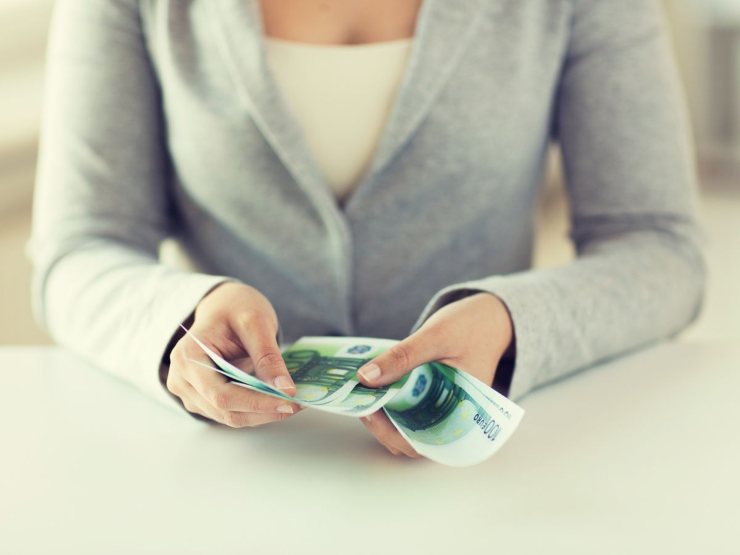 donna conta banconote euro