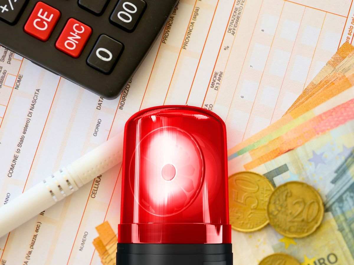 sfondo documento, euro e calcolatrice e lampadina allarme