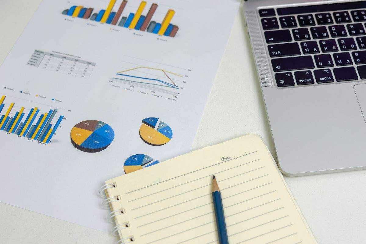 Dati, matita, block notes e pc