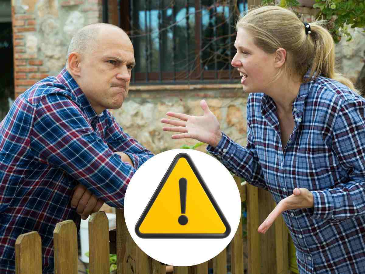 sfondo persone che litigano e tondo con cartello triangolare con punto esclamativo