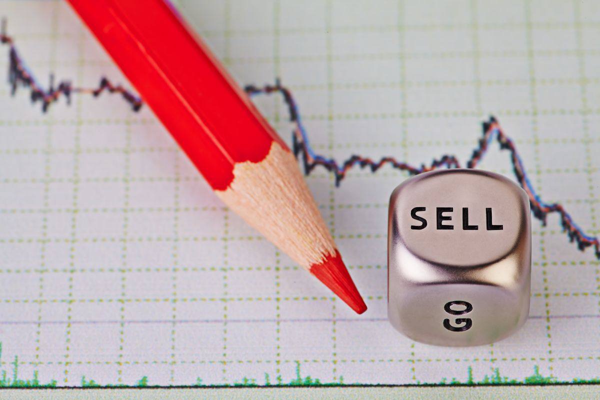 Grafico, matita e dado con scritta Sell
