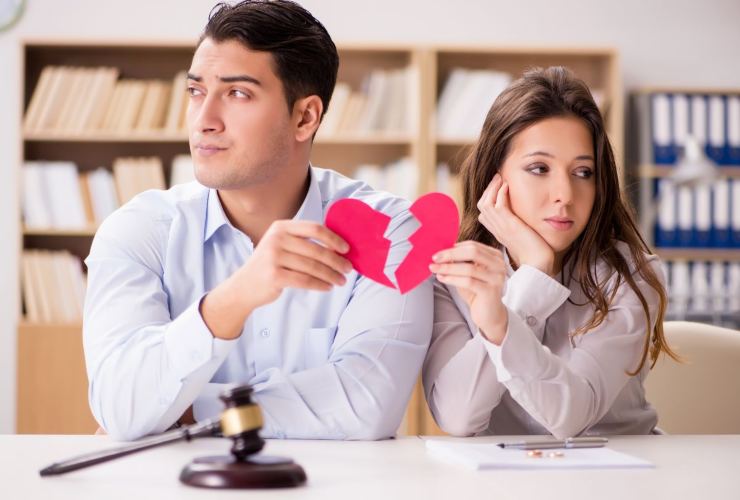 Persone separate. cuore a metà