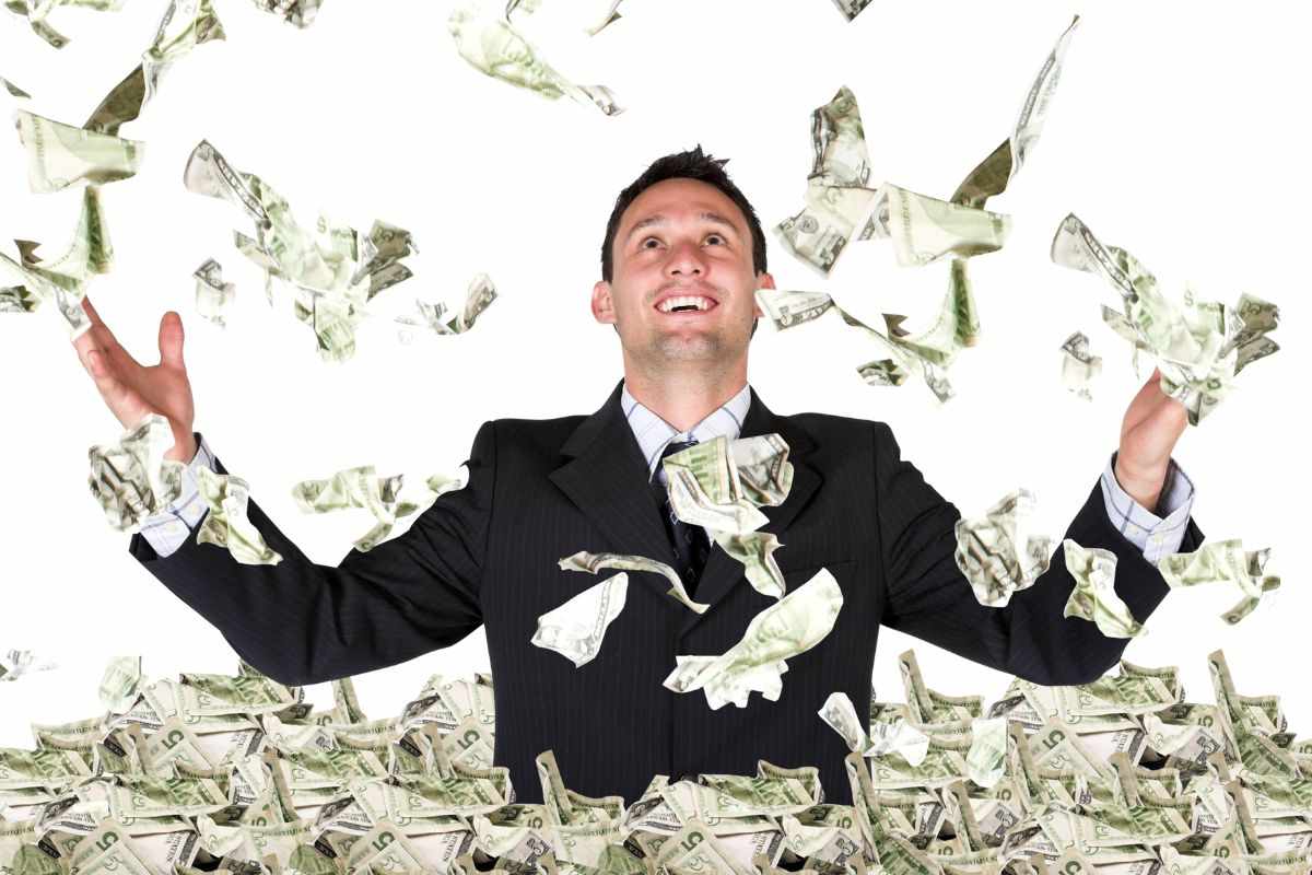 Milonario in mezzo ai soldi che volano