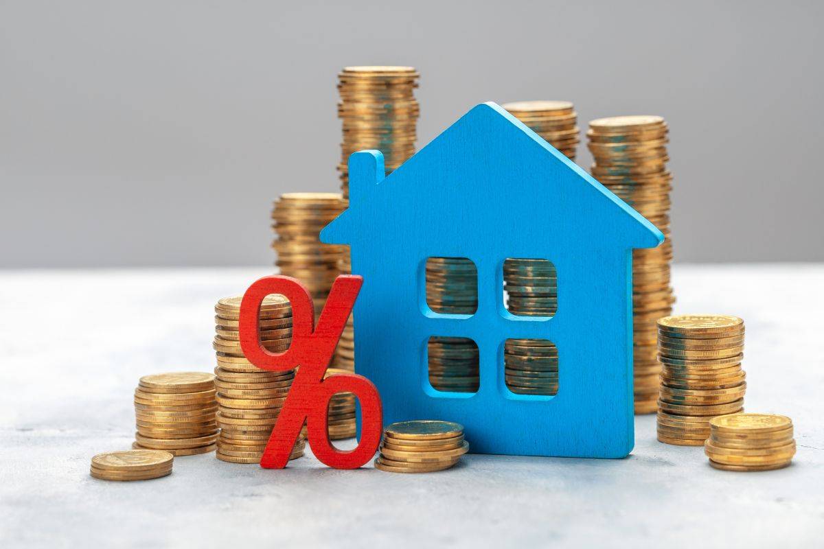 Monete, percentuale e miniatura di una casa