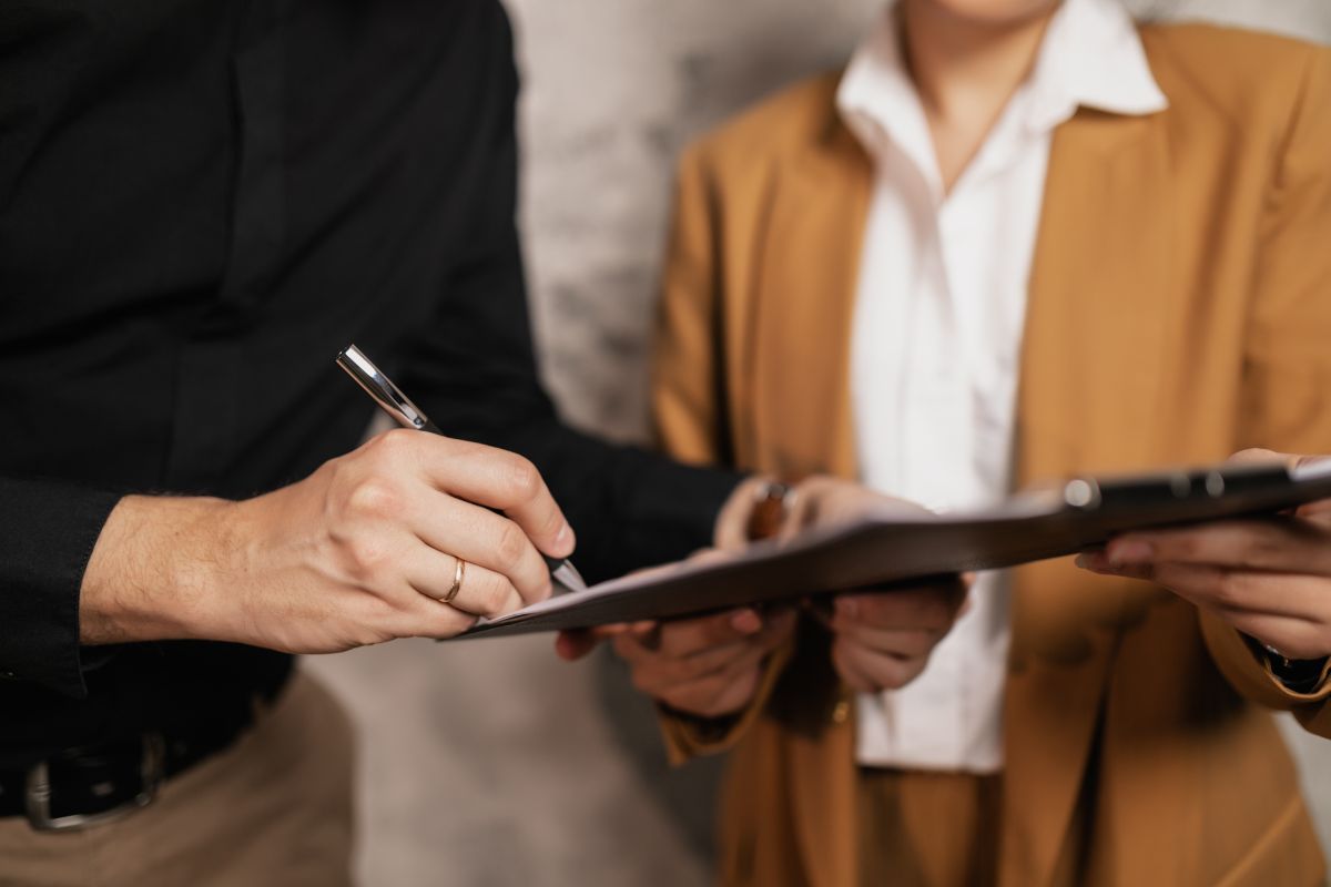 Persona che firma un documento