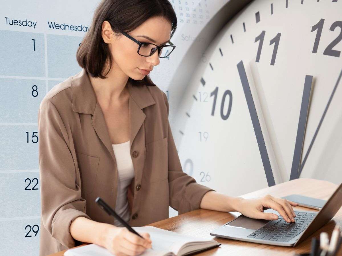 sfondo calendario e orologio e donna al pc