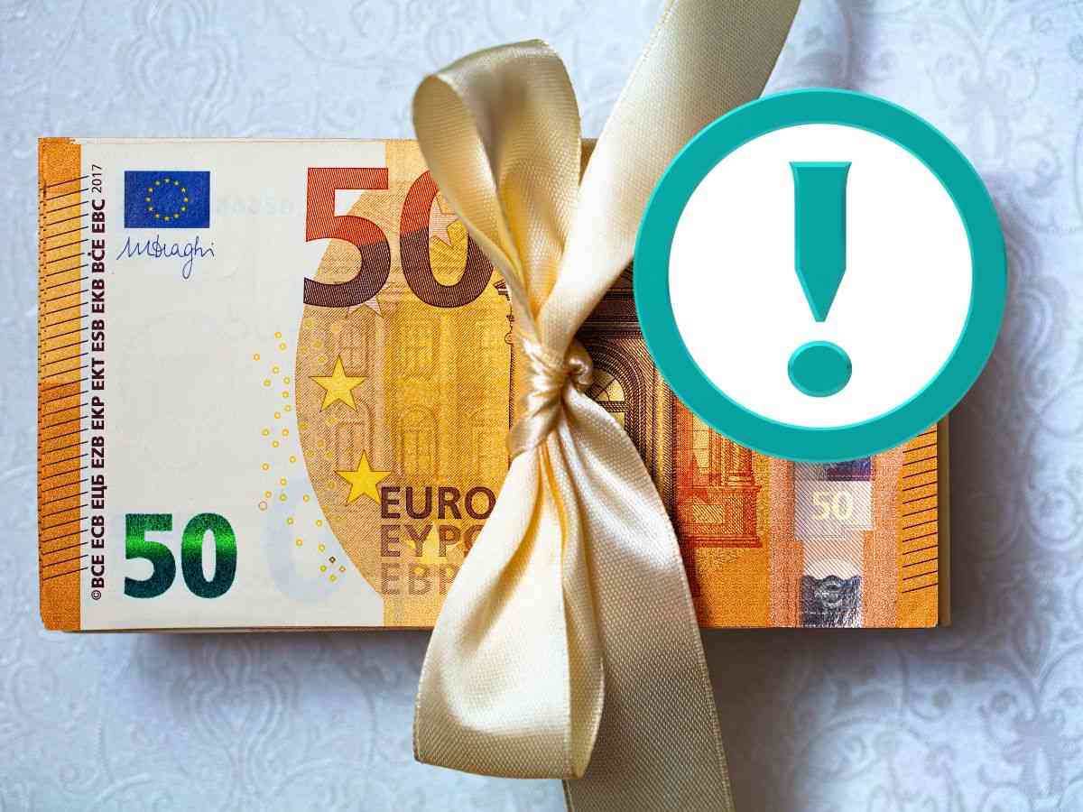 sfondo banconote 50 euro con nastro infiocchettato e simbolo punto esclamativo