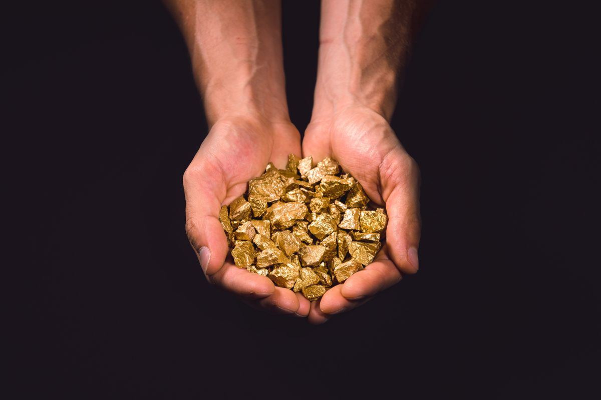 Persona che ha in mano dell'oro
