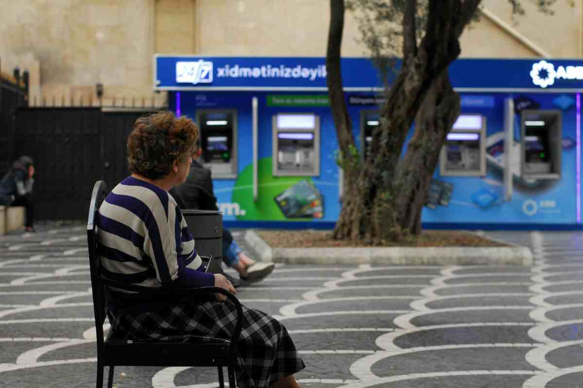 Persona seduta in un parcheggio