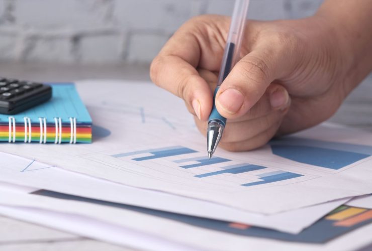 Persona che analizza dei grafici