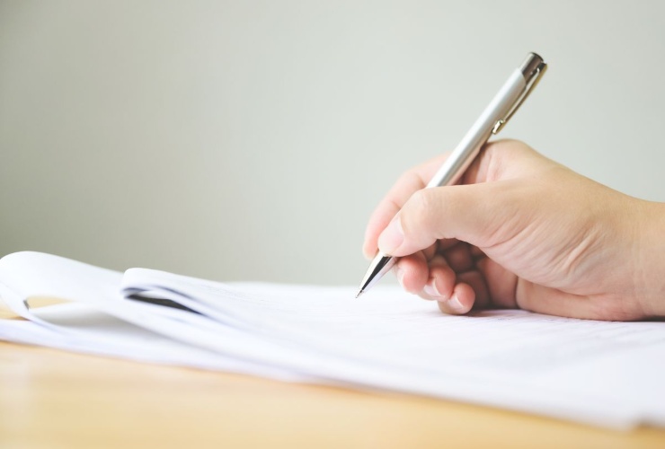 Persona che firma un documento
