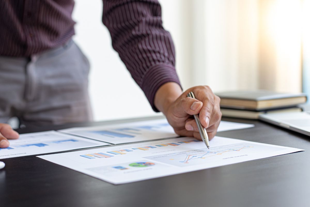 Persona che studia e analizza dati economici