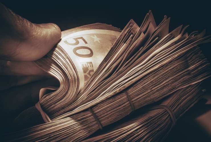 Persona che conta dei soldi