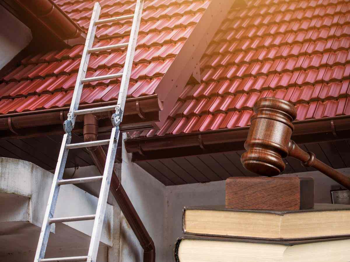 sfondo rifacimento tetto con scala e libri e martelletto del giudice