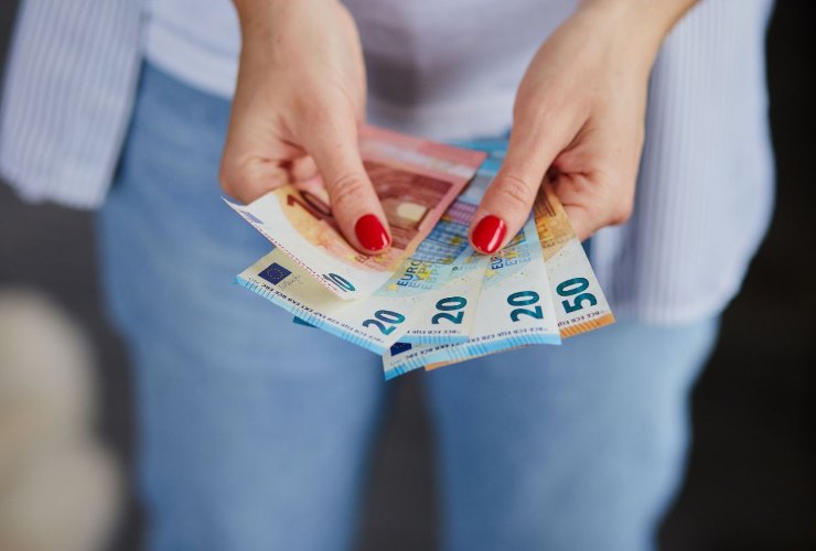 Persona che conta soldi