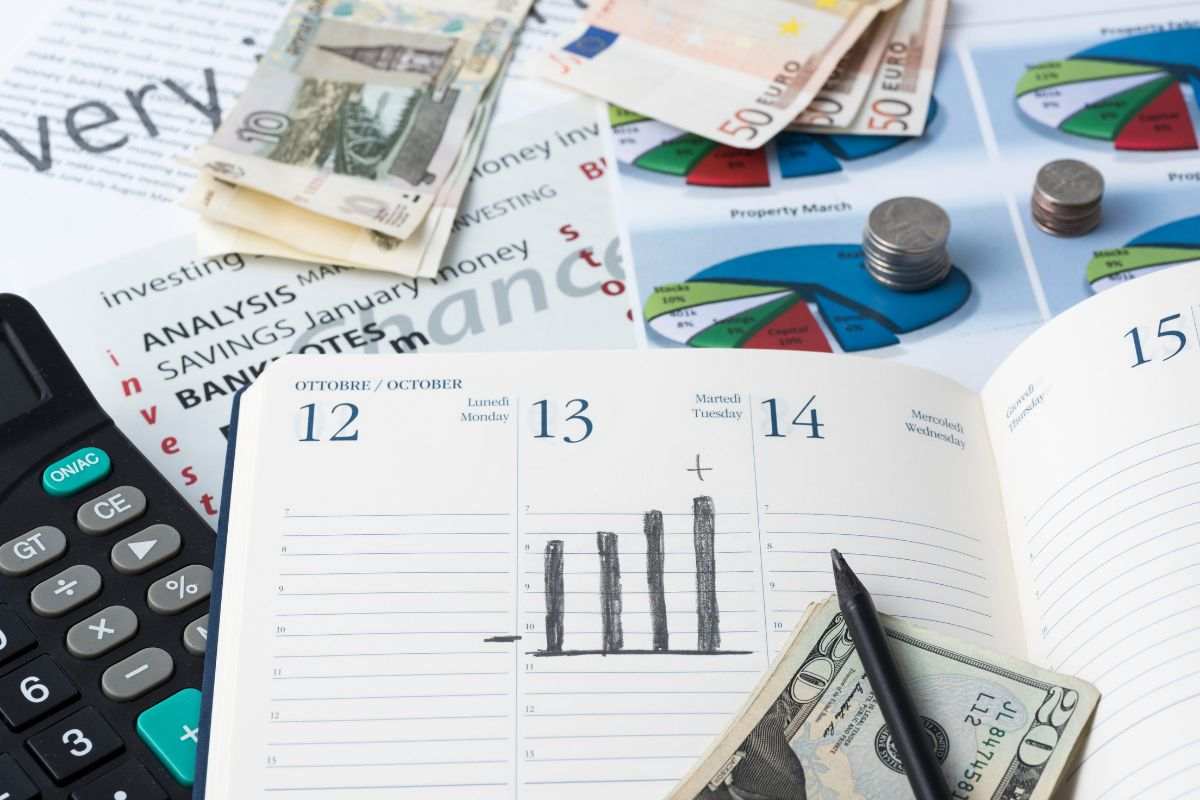 Dati, calcolatrice, banconore e monete in dollari ed euro
