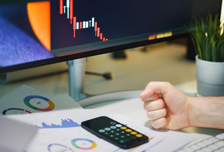 Persona che analizza e calcola dei dati