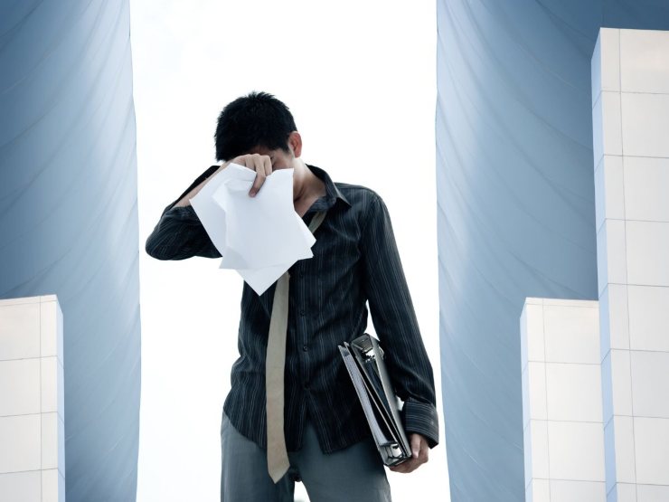 ragazzo disperato con documenti