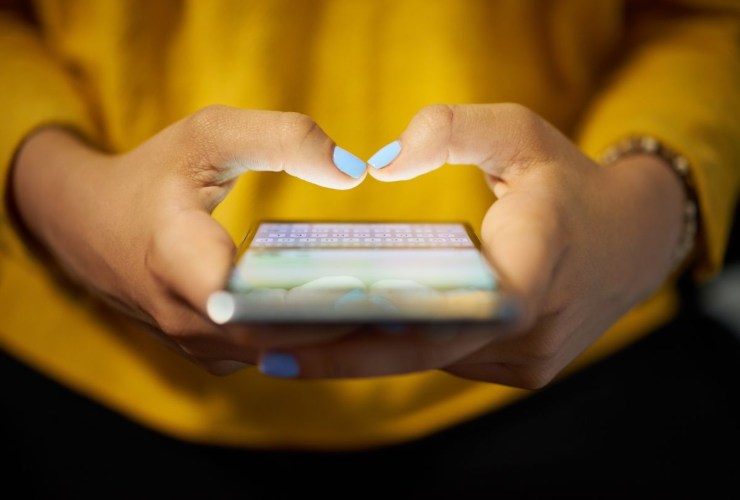Persona che legge WhatsApp