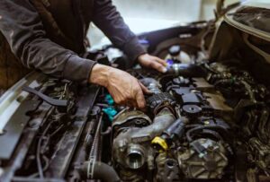 Meccanico che aggiusta un auto