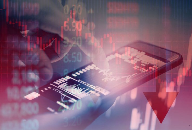 Persona che naviga sul cellulare e grafico dei mercati