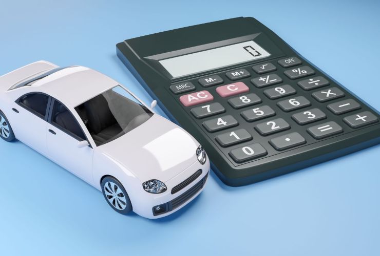 Miniatura auto e calcolatrice