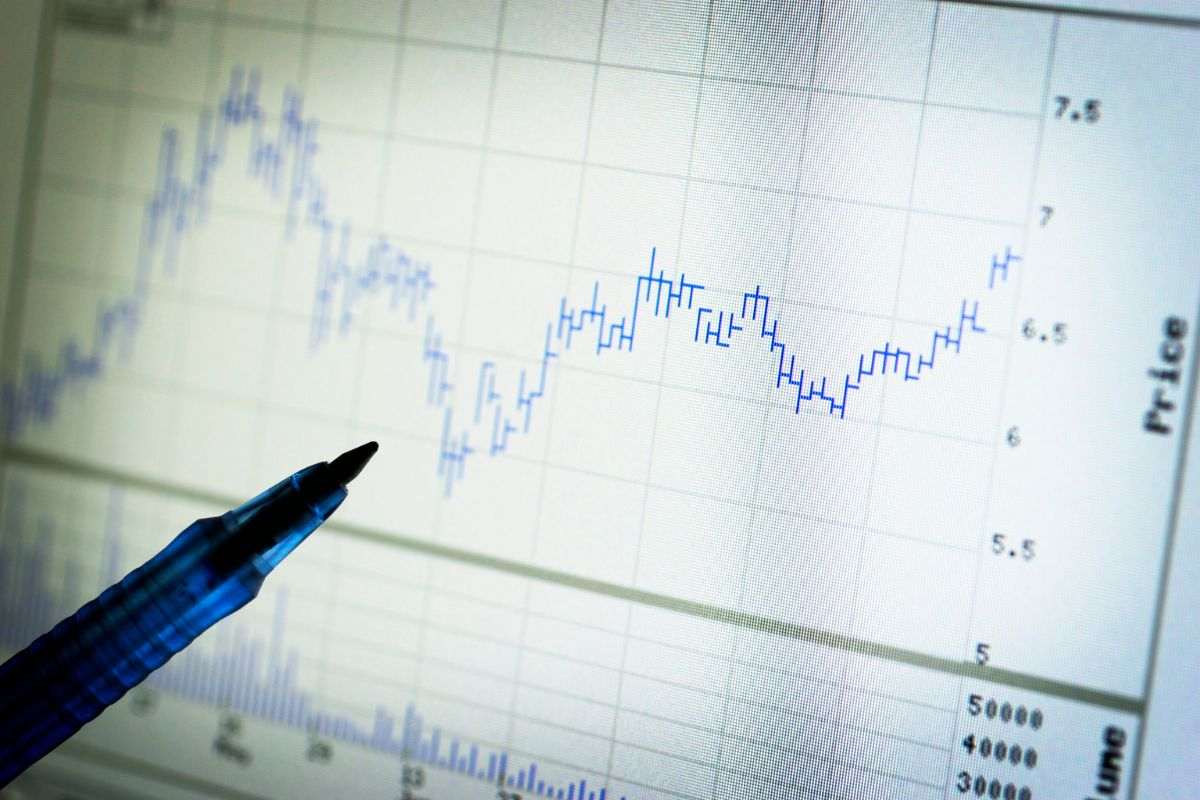 Penna che indica un grafico azionario